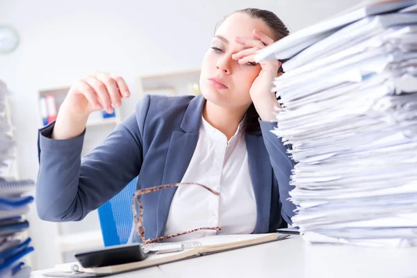 Втомлена бізнес-леді з паперовим навантаженням — стокове фото