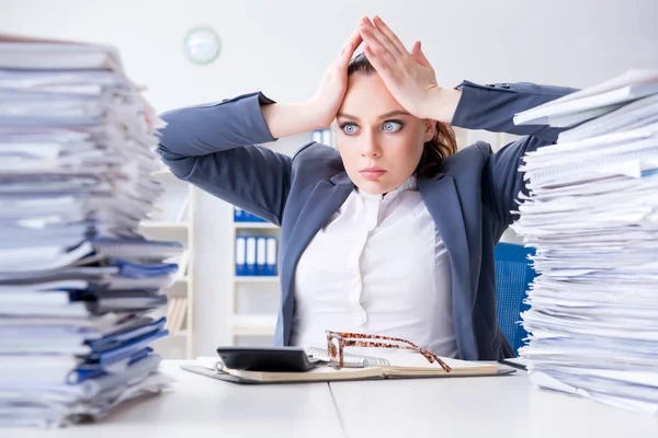 Empresária cansada com carga de trabalho de papelada — Fotografia de Stock