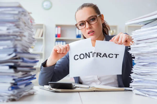 Bizneswoman rozrywa swój kontrakt — Zdjęcie stockowe