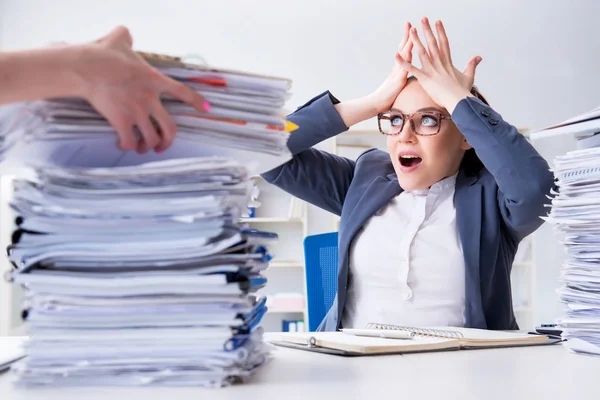 Evrak işleriyle uğraşan yorgun bir iş kadını.