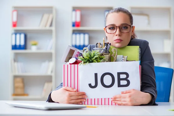Businesswoman resigning from her job — Stock Photo, Image