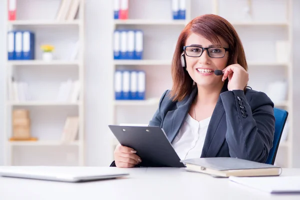 Call center operator werkt samen met klanten — Stockfoto