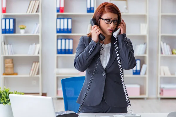 Frusztrált call center asszisztens válaszol a hívásokra — Stock Fotó