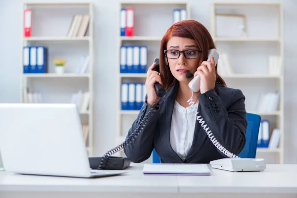 Assistente del call center frustrato che risponde alle chiamate — Foto Stock