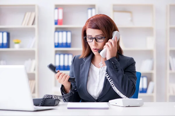 Frustrierter Call-Center-Assistent reagiert auf Anrufe — Stockfoto