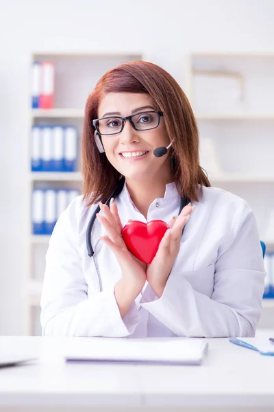 Médico cardíaco em telemedicina conceito médico — Fotografia de Stock