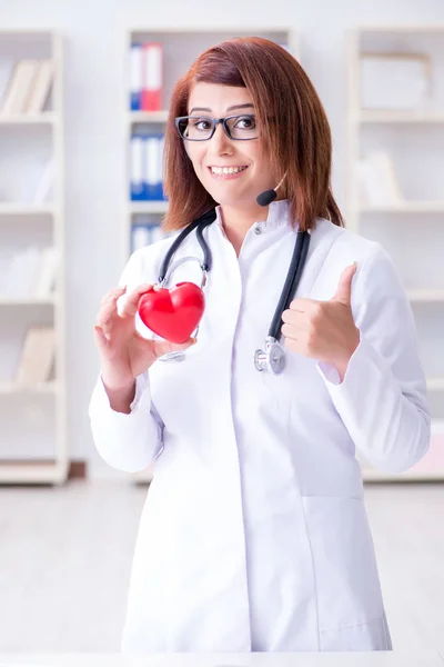 Heart doctor in telemedicine medical concept — Stock Photo, Image