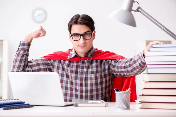 Dizüstü bilgisayarı olan süper kahraman öğrenci sınavlara hazırlanıyor.