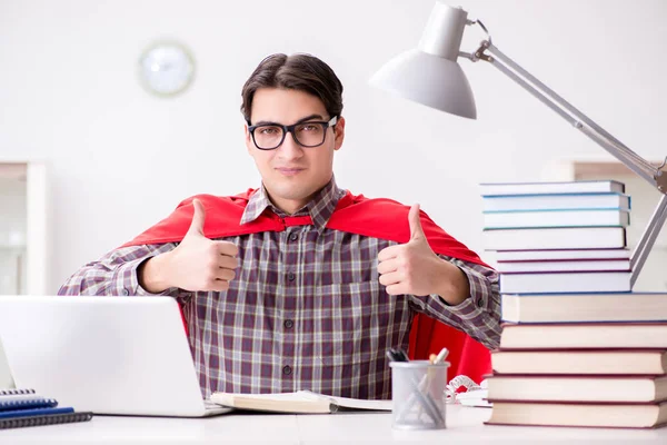 Dizüstü bilgisayarı olan süper kahraman öğrenci sınavlara hazırlanıyor.