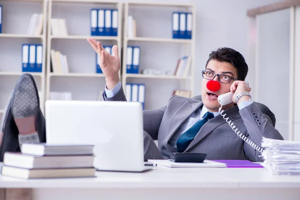 Clown homme d'affaires parlant au téléphone travaillant dans le bureau — Photo