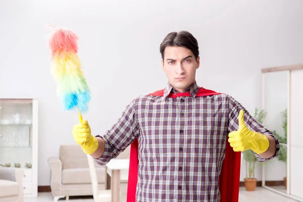 O super herói limpador fazendo tarefas domésticas — Fotografia de Stock