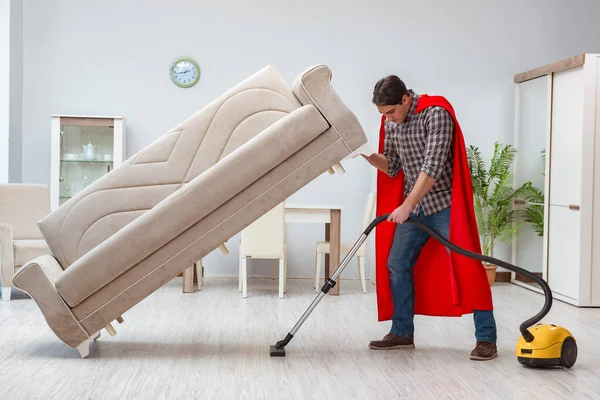 Süper kahraman temizleyicisi evde çalışıyor.