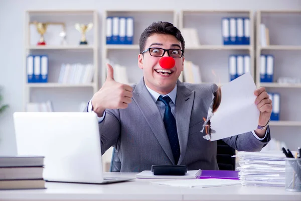 Clown homme d'affaires brûlant des papiers dans le bureau — Photo