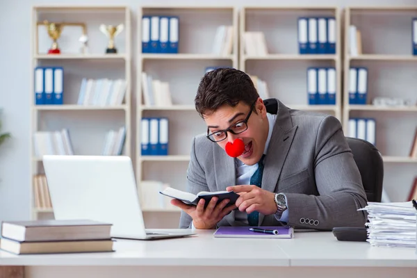 Ofiste çalışan palyaço işadamı.