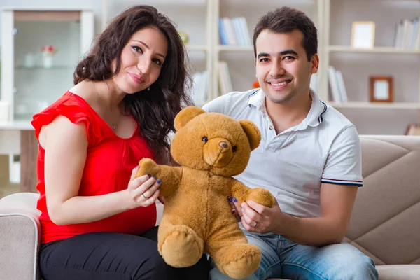 Familia joven pareja esperando un bebé — Foto de Stock