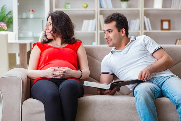 Bir bebek bekleyen genç çift.