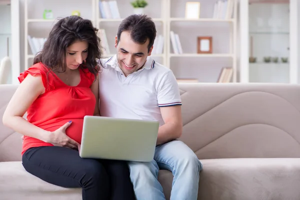 Jong stel familie verwacht een baby — Stockfoto