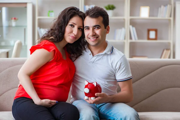 Bir bebek bekleyen genç çift.