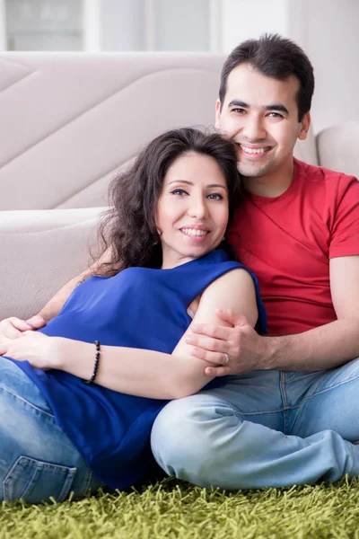 Bir bebek bekleyen genç çift.