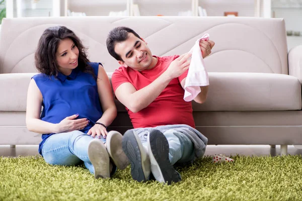 Família jovem casal esperando um bebê — Fotografia de Stock