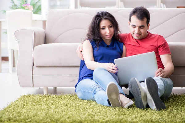 Bir bebek bekleyen genç çift.