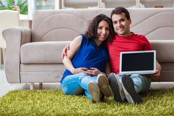 Familia joven pareja esperando un bebé — Foto de Stock