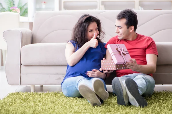 Unga par familj väntar barn — Stockfoto