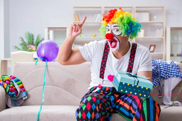 Pijany klaun świętuje przyjęcie w domu — Zdjęcie stockowe