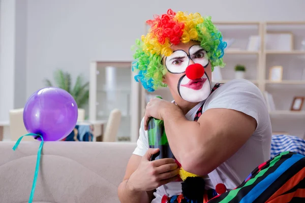 Drunk clown celebrating having a party at home — Stock Photo, Image
