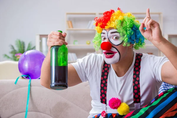 Palhaço bêbado comemorando uma festa em casa — Fotografia de Stock