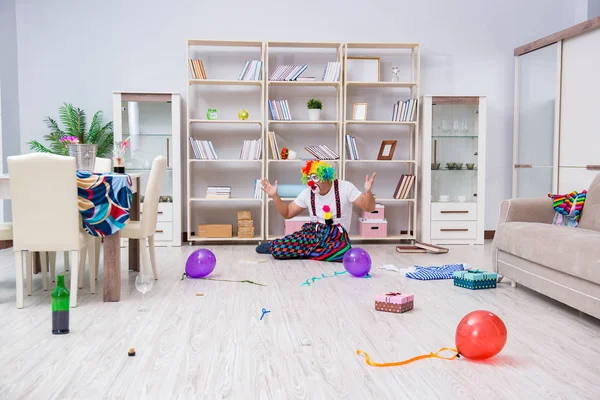 Sarhoş palyaço evde parti veriyor.