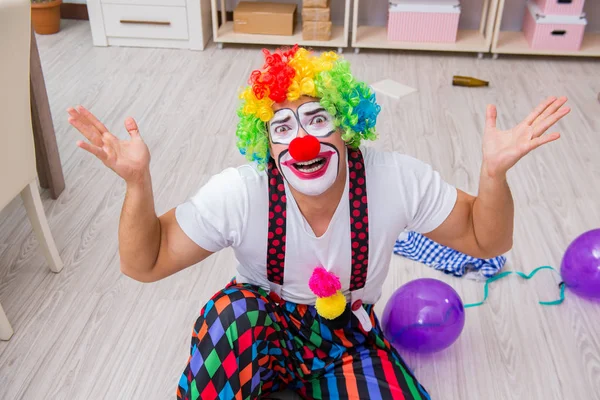 Fylld clown som firar fest hemma — Stockfoto