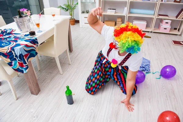 Betrunkener Clown feiert Party zu Hause — Stockfoto