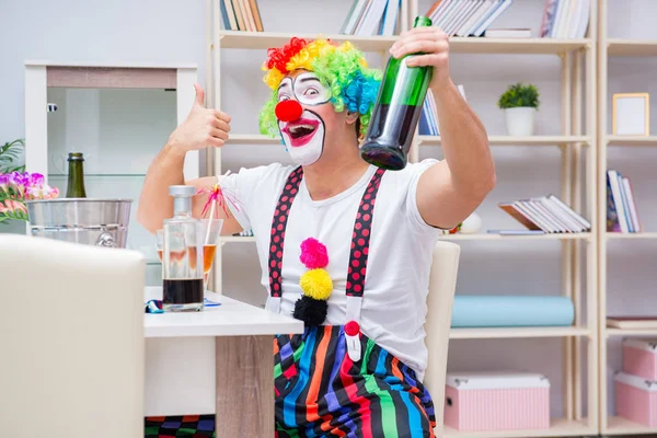 Sarhoş palyaço evde parti veriyor.