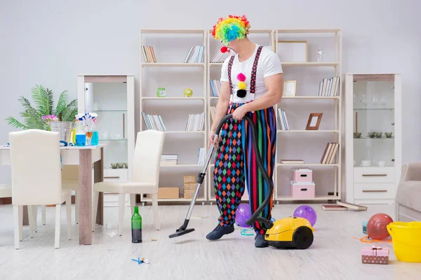 Buffo clown fare pulizia a casa — Foto Stock