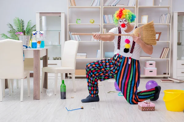 Komik palyaço evde temizlik yapıyor.