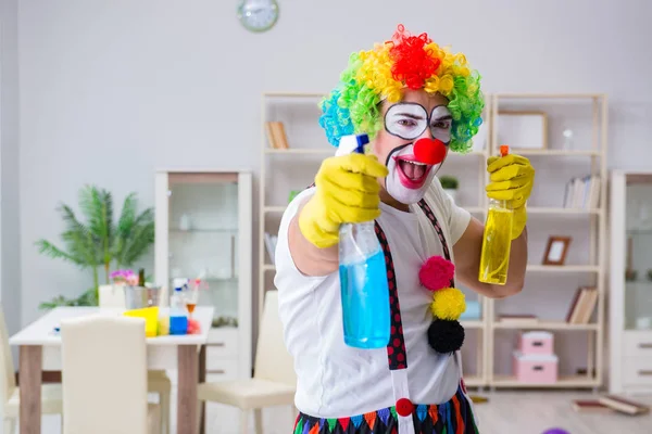 Payaso divertido haciendo limpieza en casa — Foto de Stock