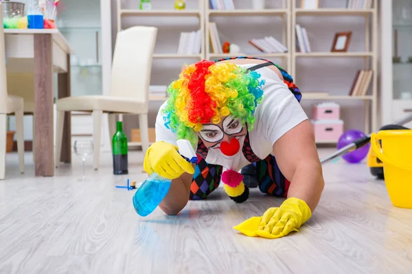 Komik palyaço evde temizlik yapıyor.