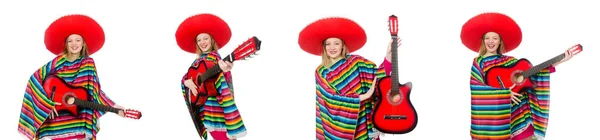 Jolie fille au poncho mexicain avec guitare isolée sur blanc — Photo