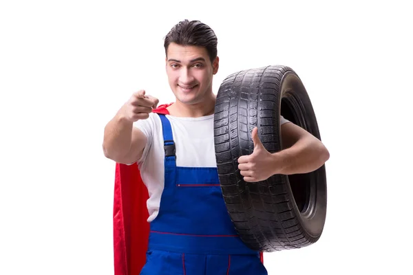 Superhéroe hombre con neumático aislado fondo blanco — Foto de Stock