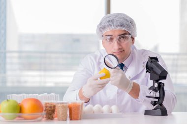 Besin uzmanı gıda ürünlerini laboratuarda test ediyor.