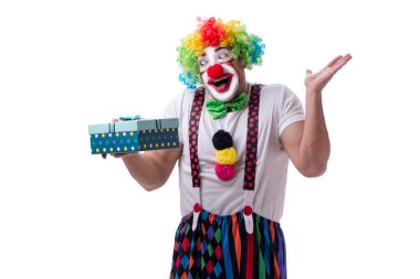 Beyaz arka planda izole edilmiş hediye kutusu olan komik bir palyaço.