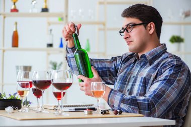 Profesyonel şarap garsonu kırmızı şarap tadıyor.