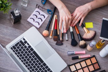 Makyaj aksesuarlarıyla moda blogcusu