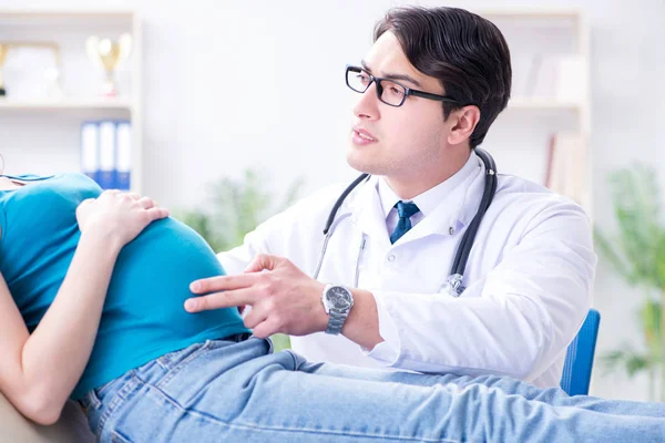 Беременная женщина посещает врача в медицинской концепции — стоковое фото