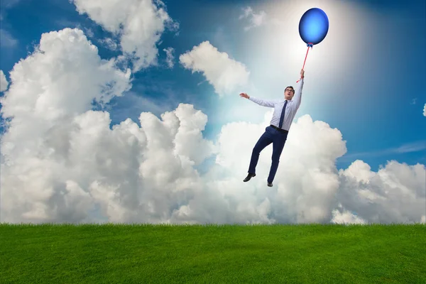 Geschäftsmann lässt an hellem Tag Luftballons steigen — Stockfoto