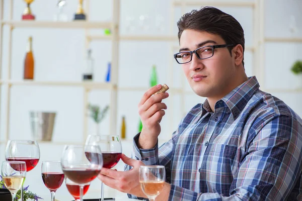 Profesyonel şarap garsonu kırmızı şarap tadıyor.
