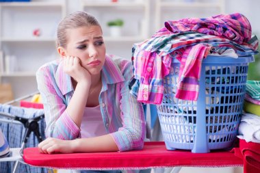 Depresyonda olan ev hanımı çamaşır yıkıyor.