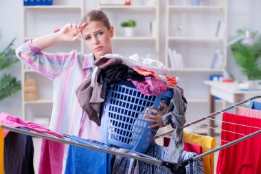 Depresyonda olan ev hanımı çamaşır yıkıyor.