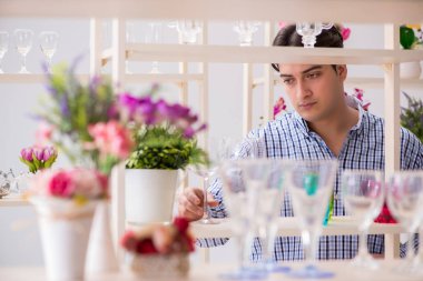 Genç yakışıklı dükkândan alışveriş yapıyor.